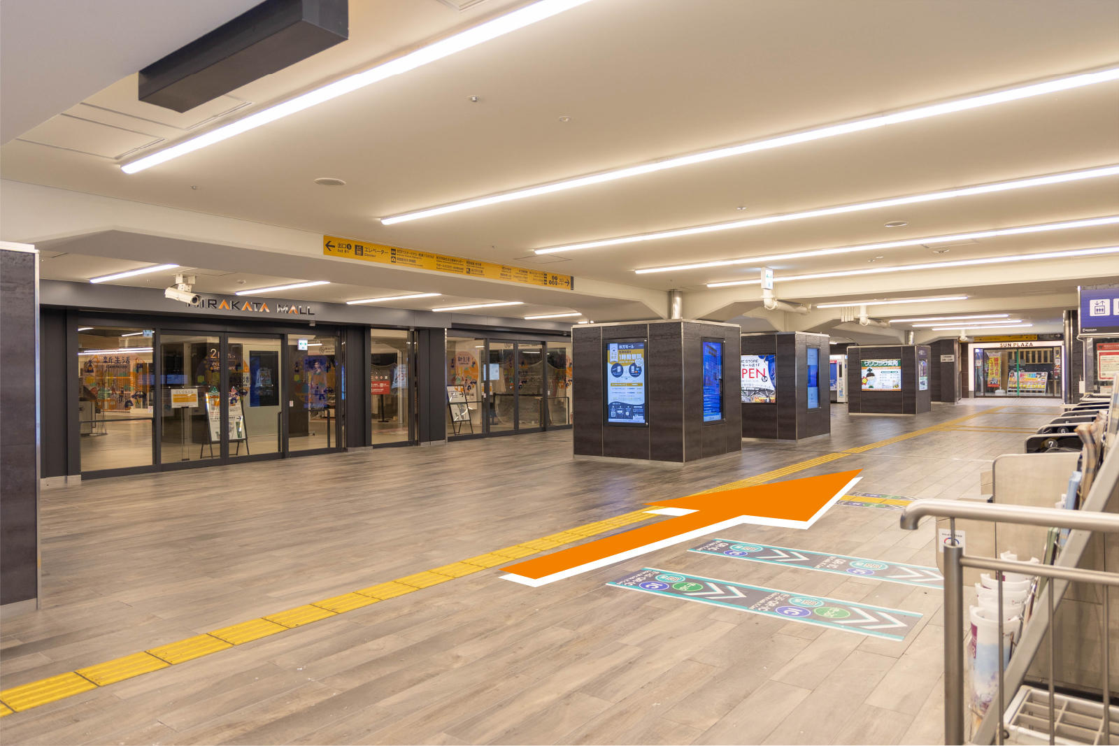 東改札口から右へ進みます