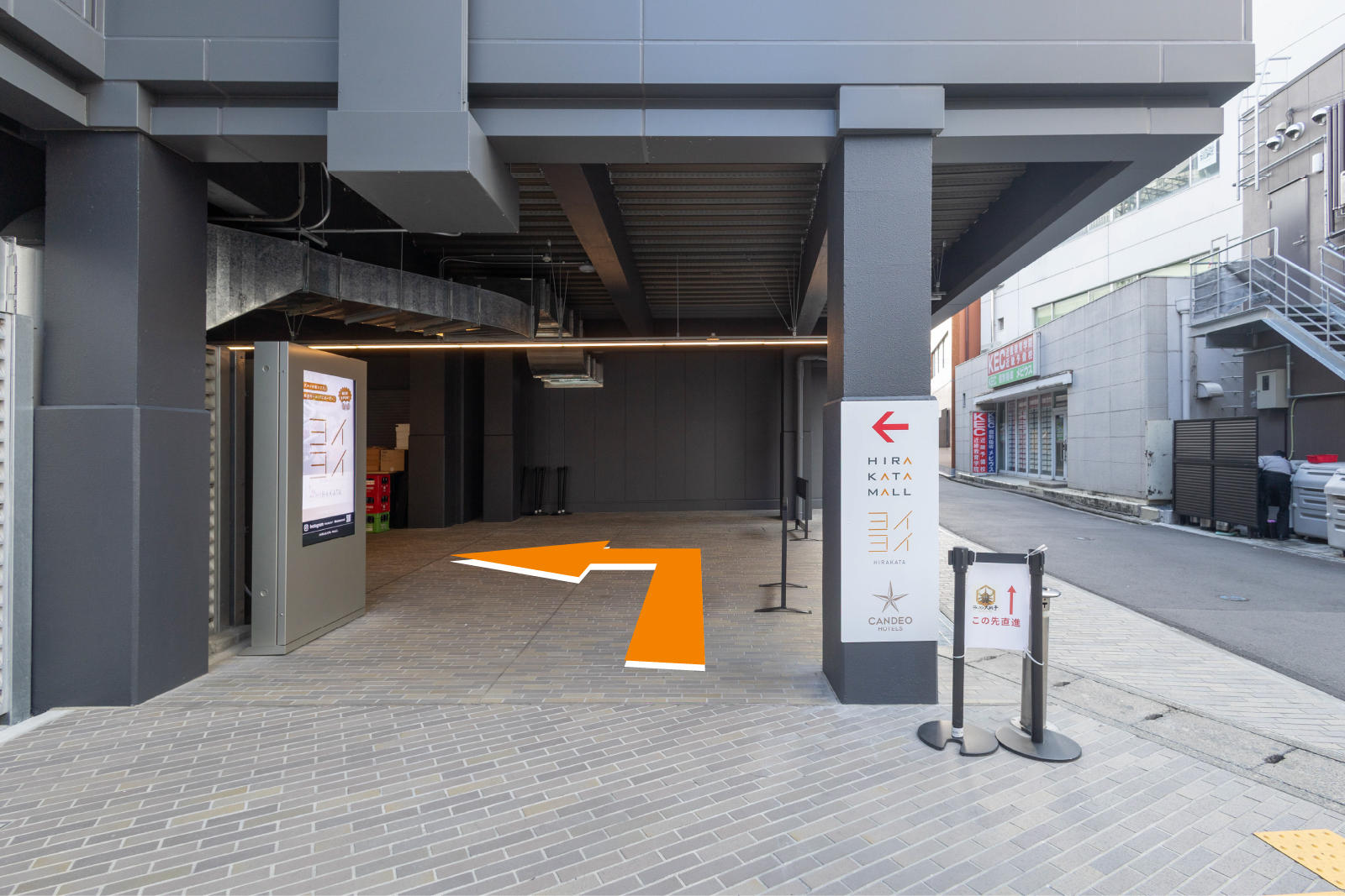 左に曲がります