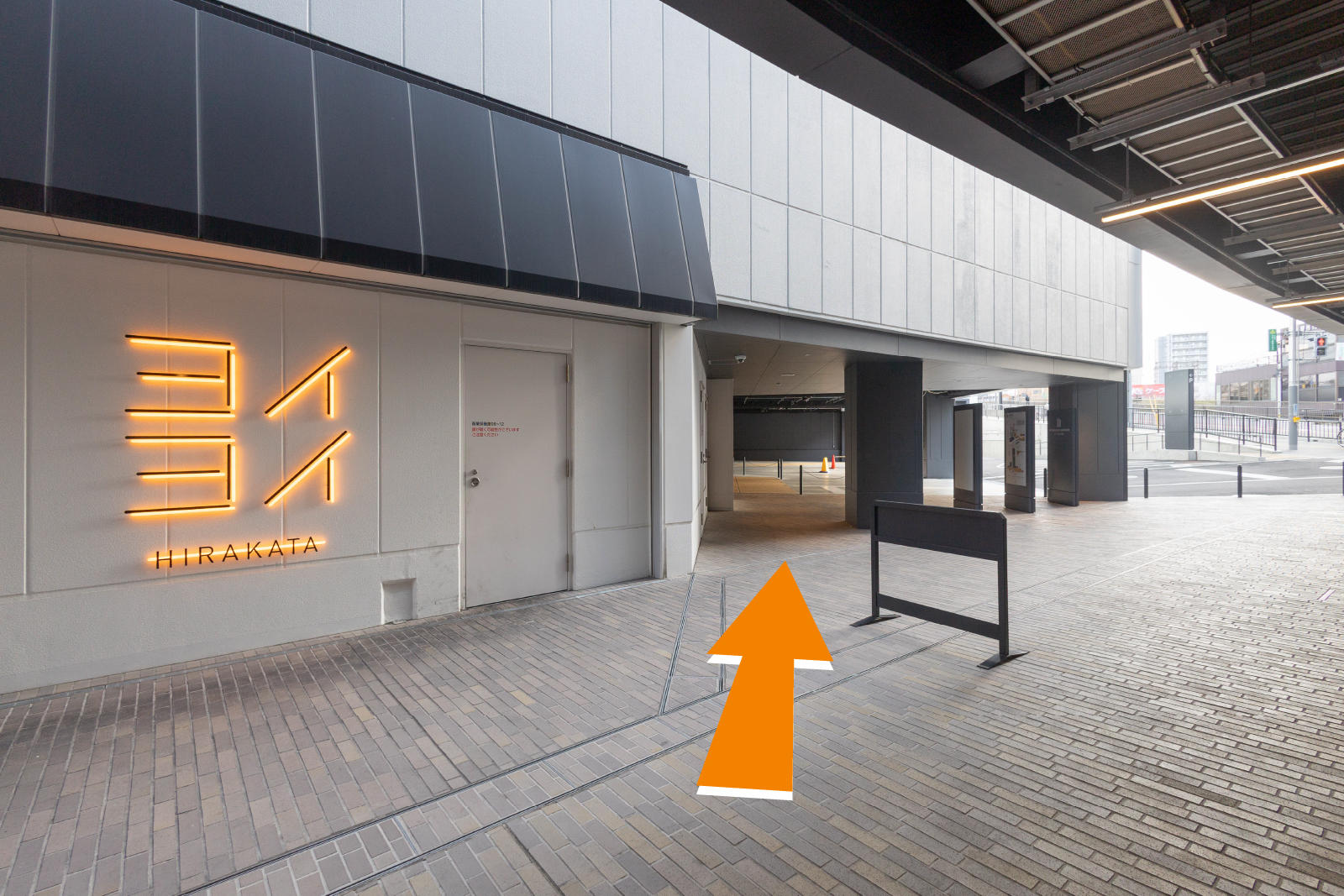 左に曲がります