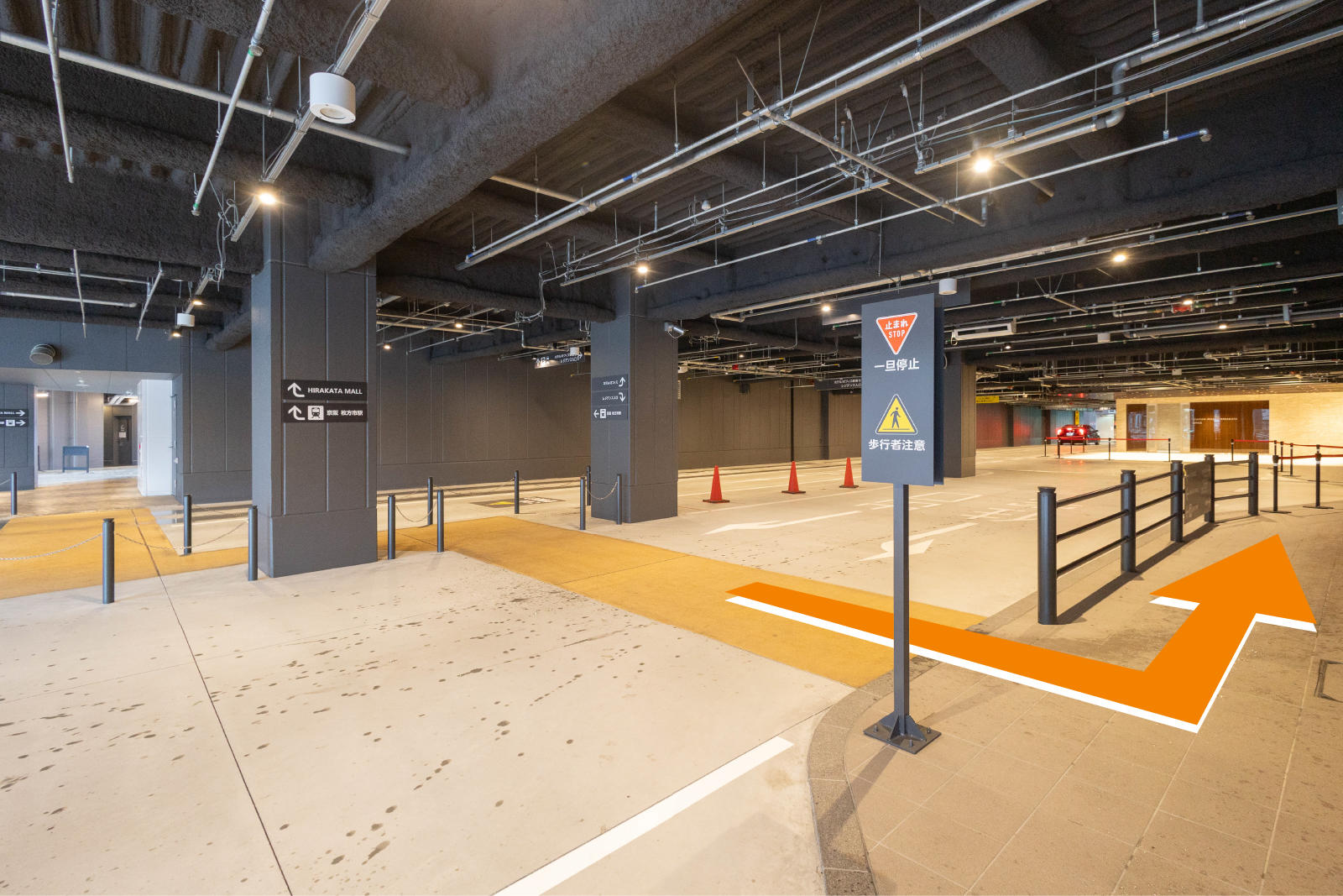 横断歩道を渡り、奥へ進みます