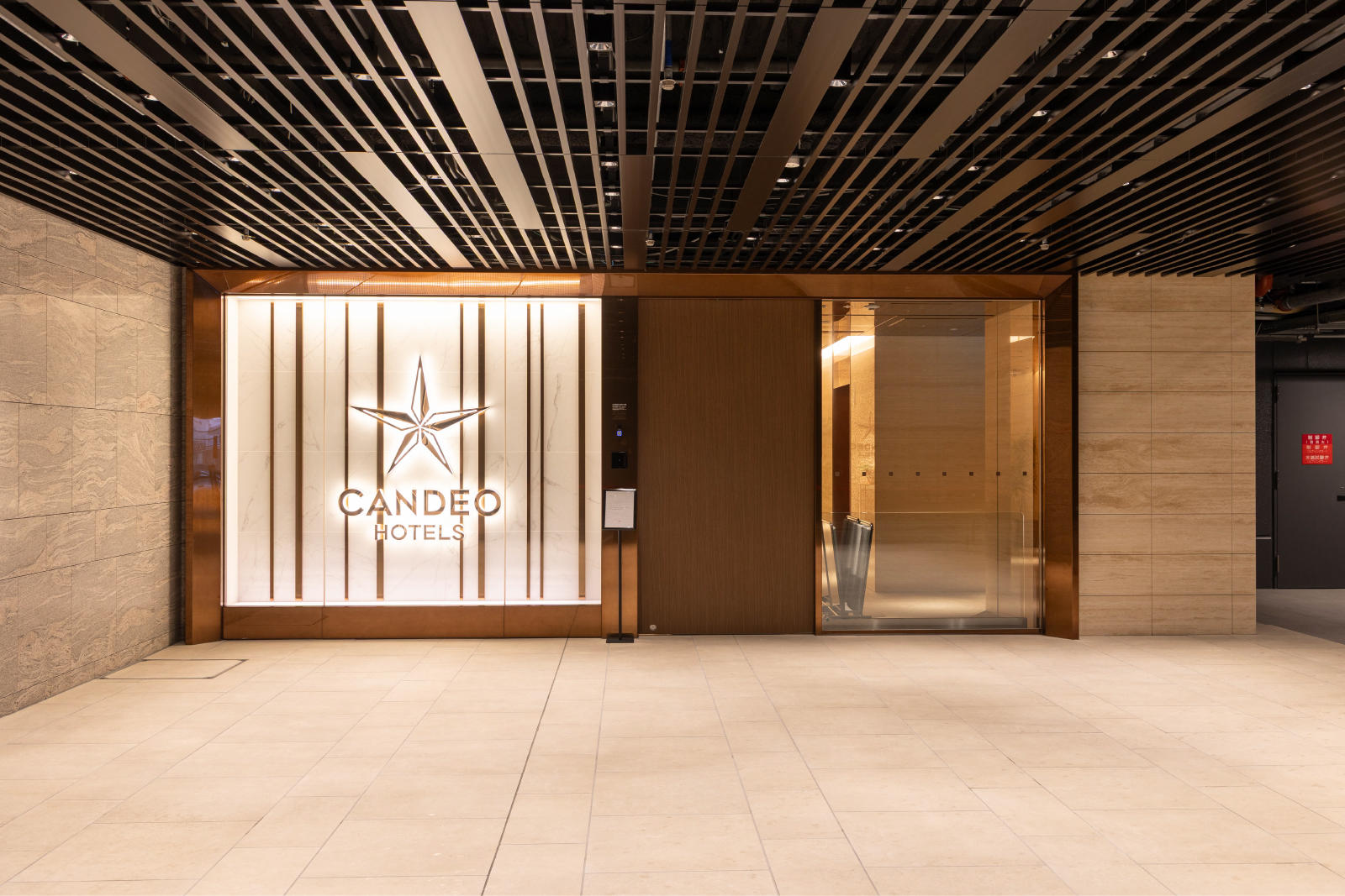 ホテルエントランスに到着します。エレベーターで19階(Reception)までお越しください