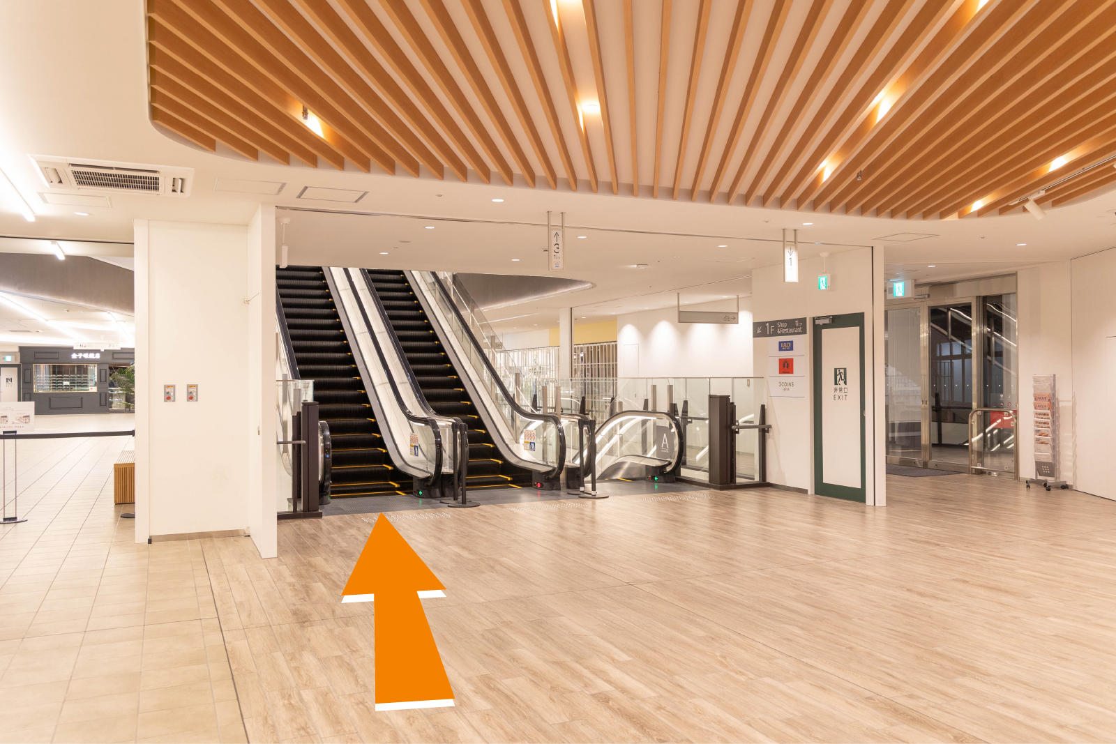 エスカレーターで3Fへ上がります