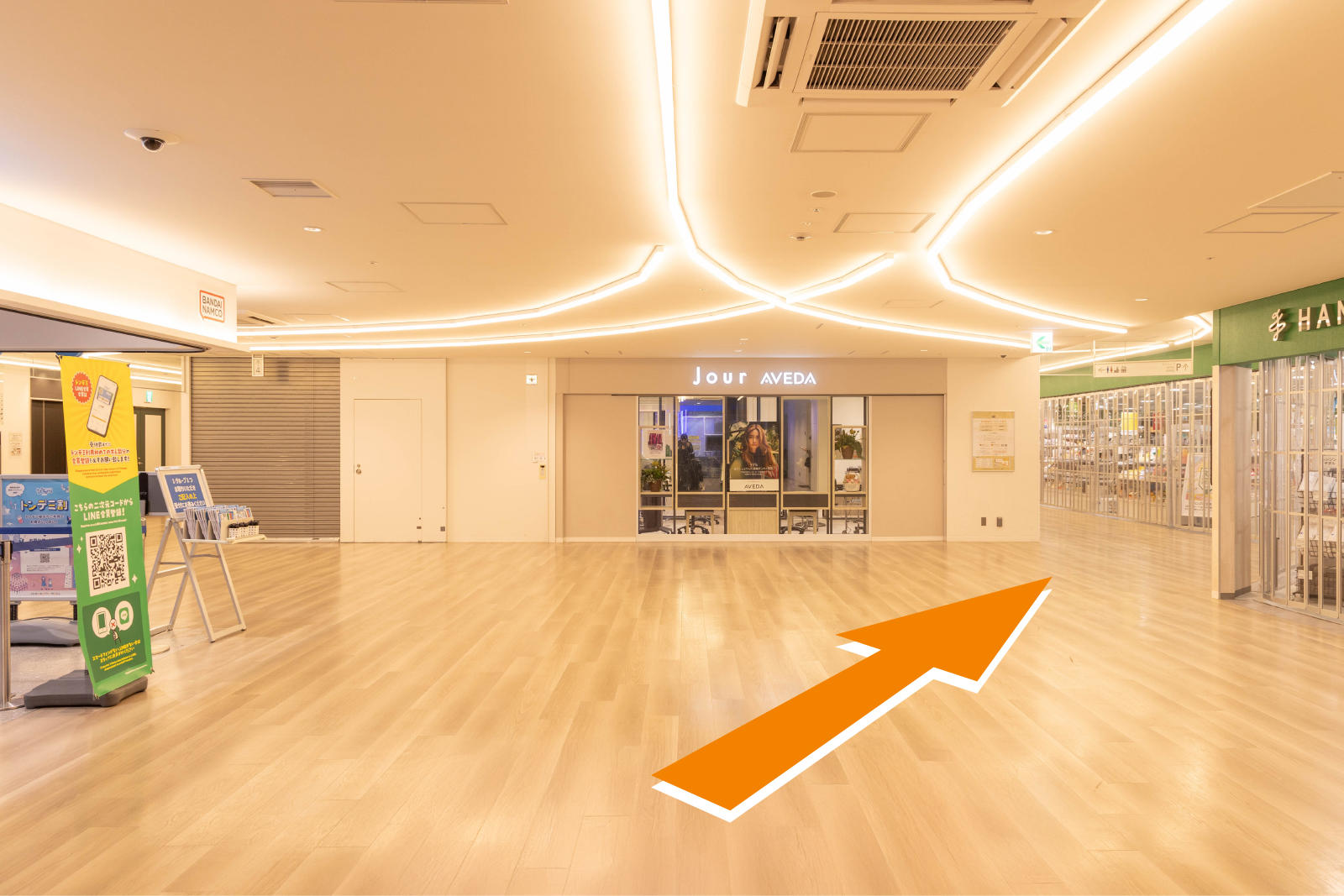 ハンズ沿いに進みます