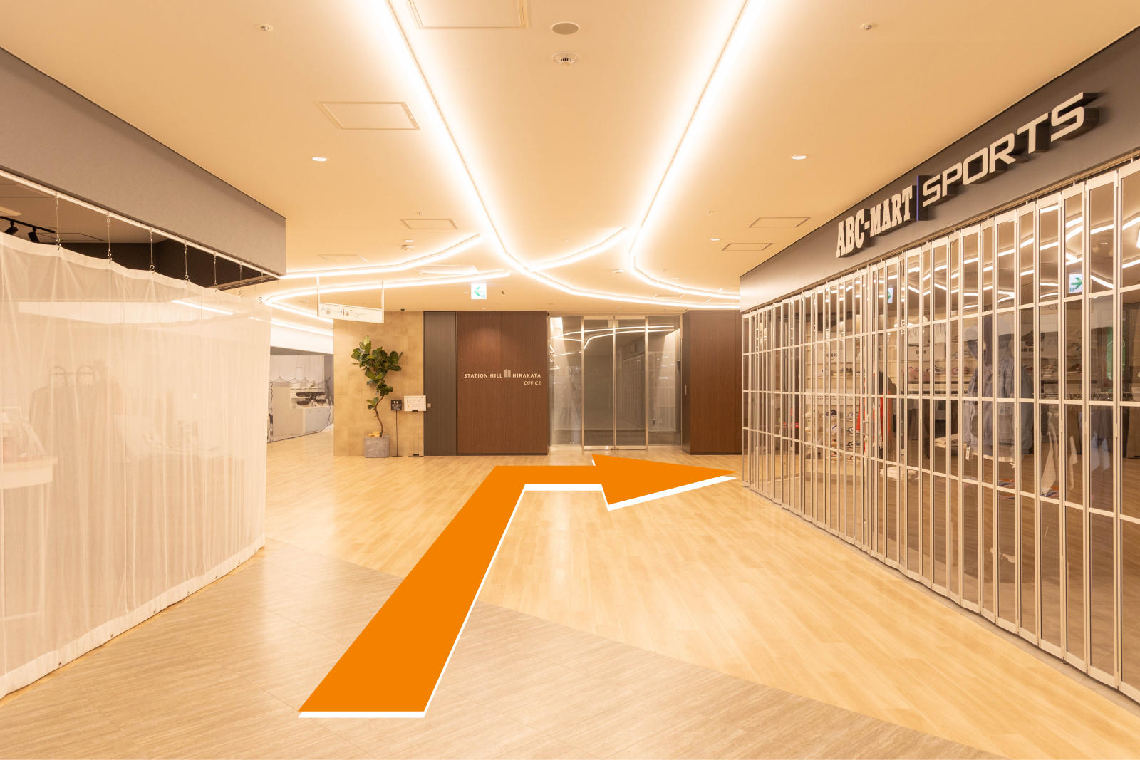 突き当たりを右に曲がります