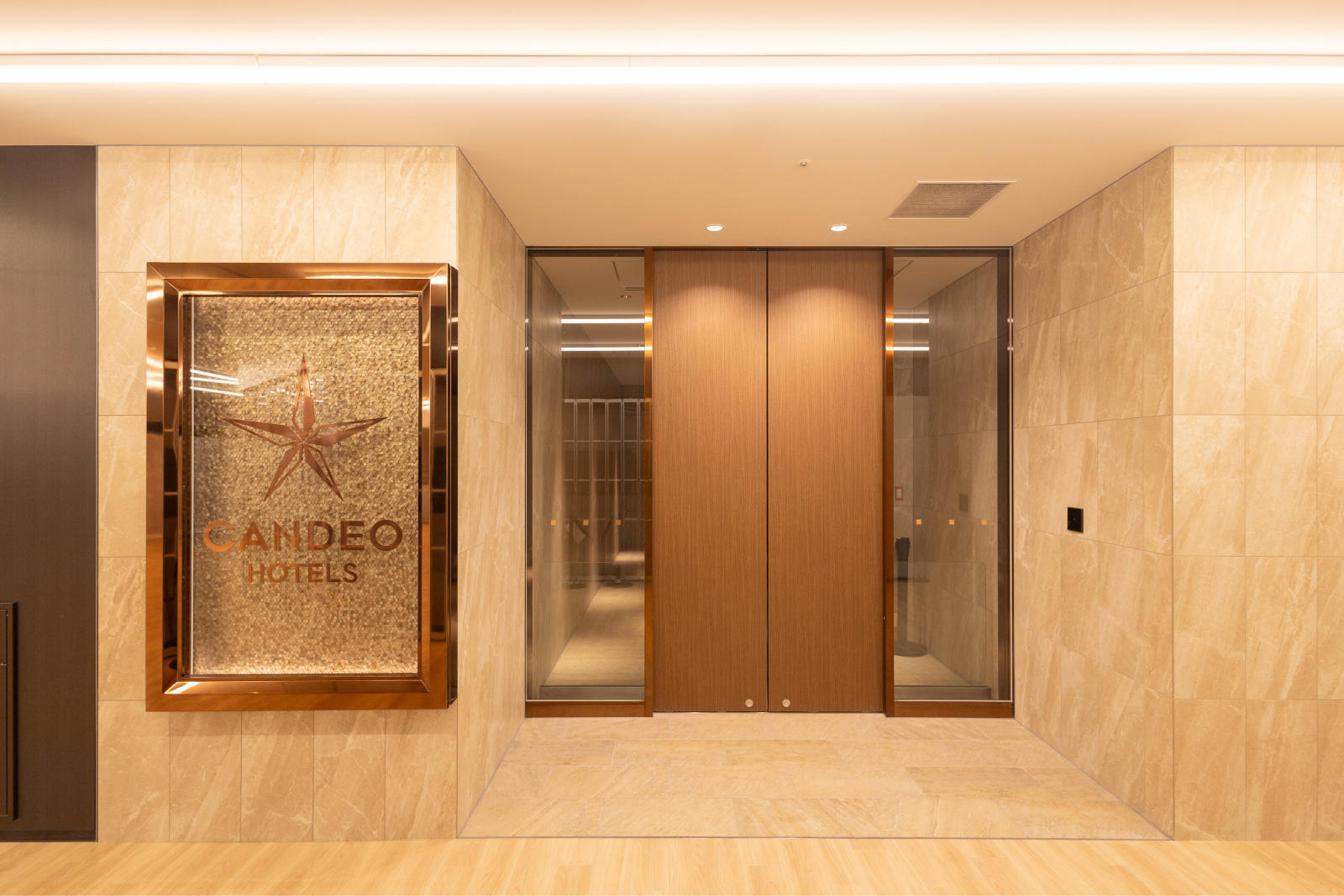 ホテルエントランスに到着します。エレベーターで19階(Reception)までお越しください