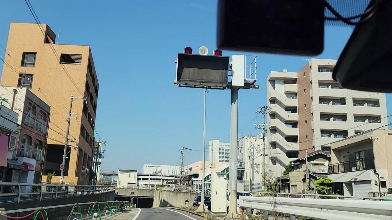 一番左の車線に入らずに高架をくぐってください。