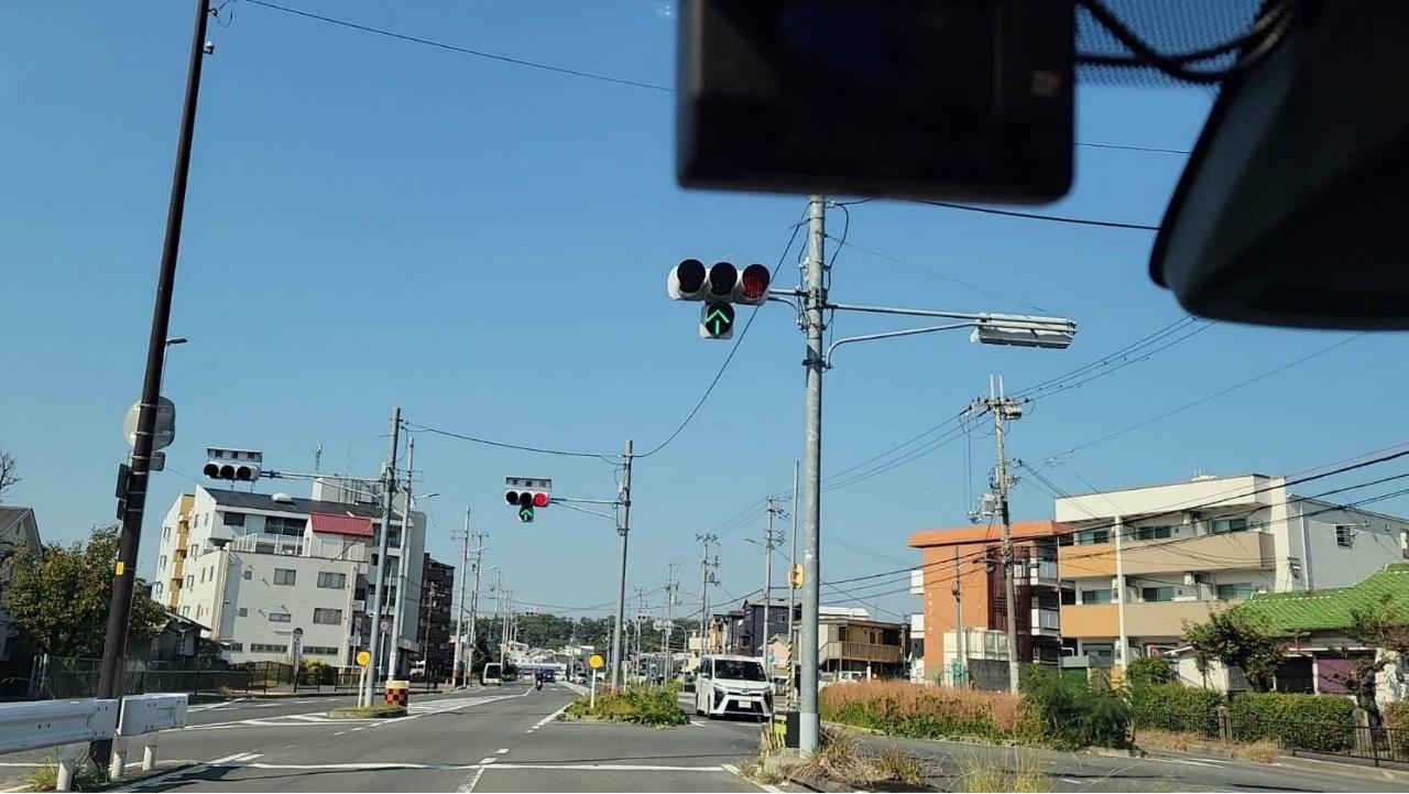 高架から出て来ましたら、直ぐの信号で右方向に大きくUターンしてください。