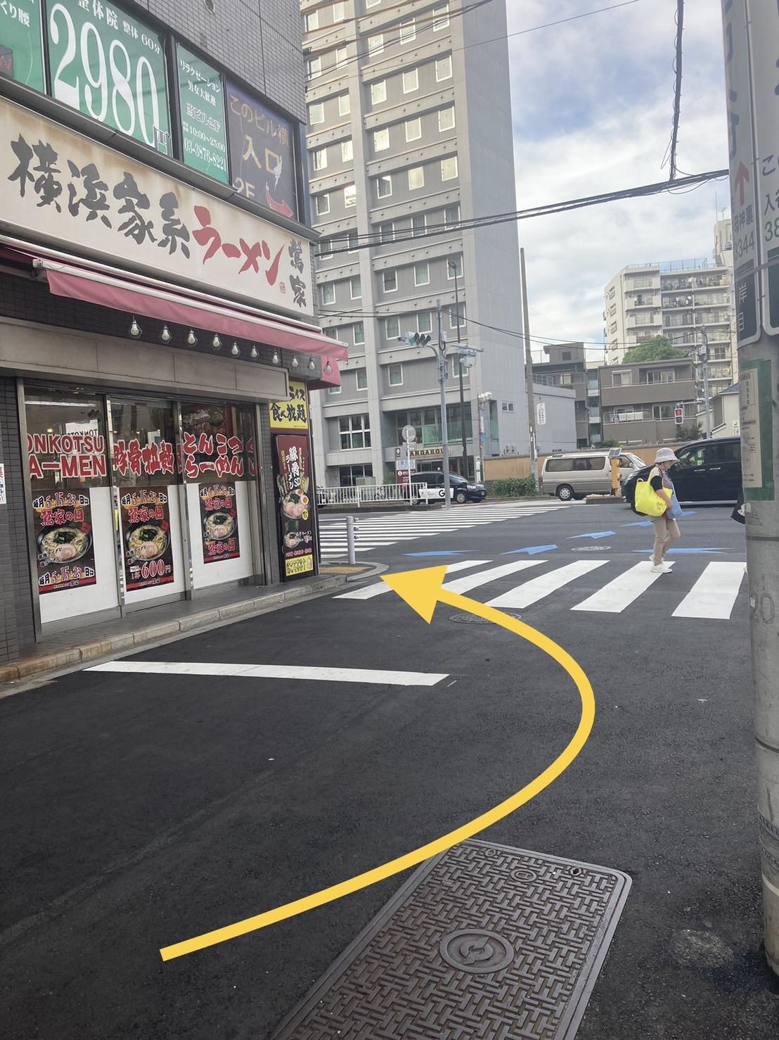 突き当りのT字路(ラーメン屋さんの角)を左折